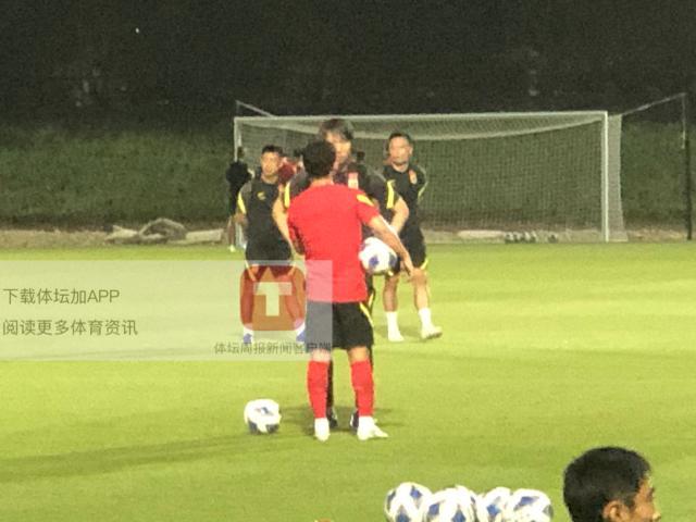 九游娱乐-国足全员出勤备战中日大战 李铁与池忠国单独交流